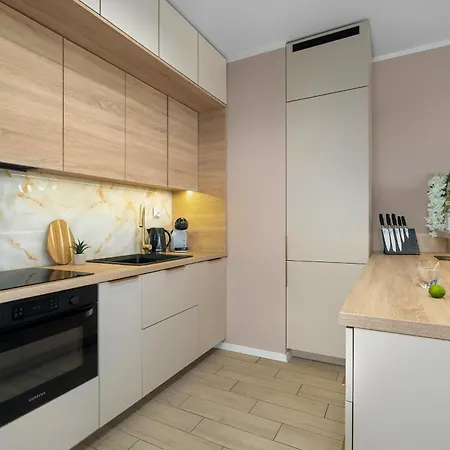 Sky Eleven - Parking & Balcony By Renters Prestige * Poznan